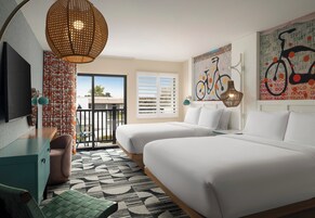 Ropa de cama hipoalergénica y caja de seguridad en la habitación 