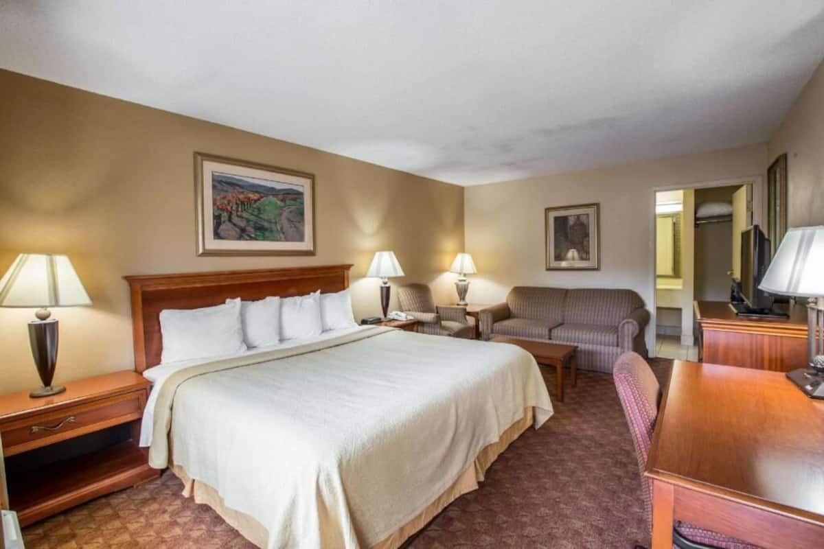 Desk, blackout drapes, iron/ironing board, free WiFi