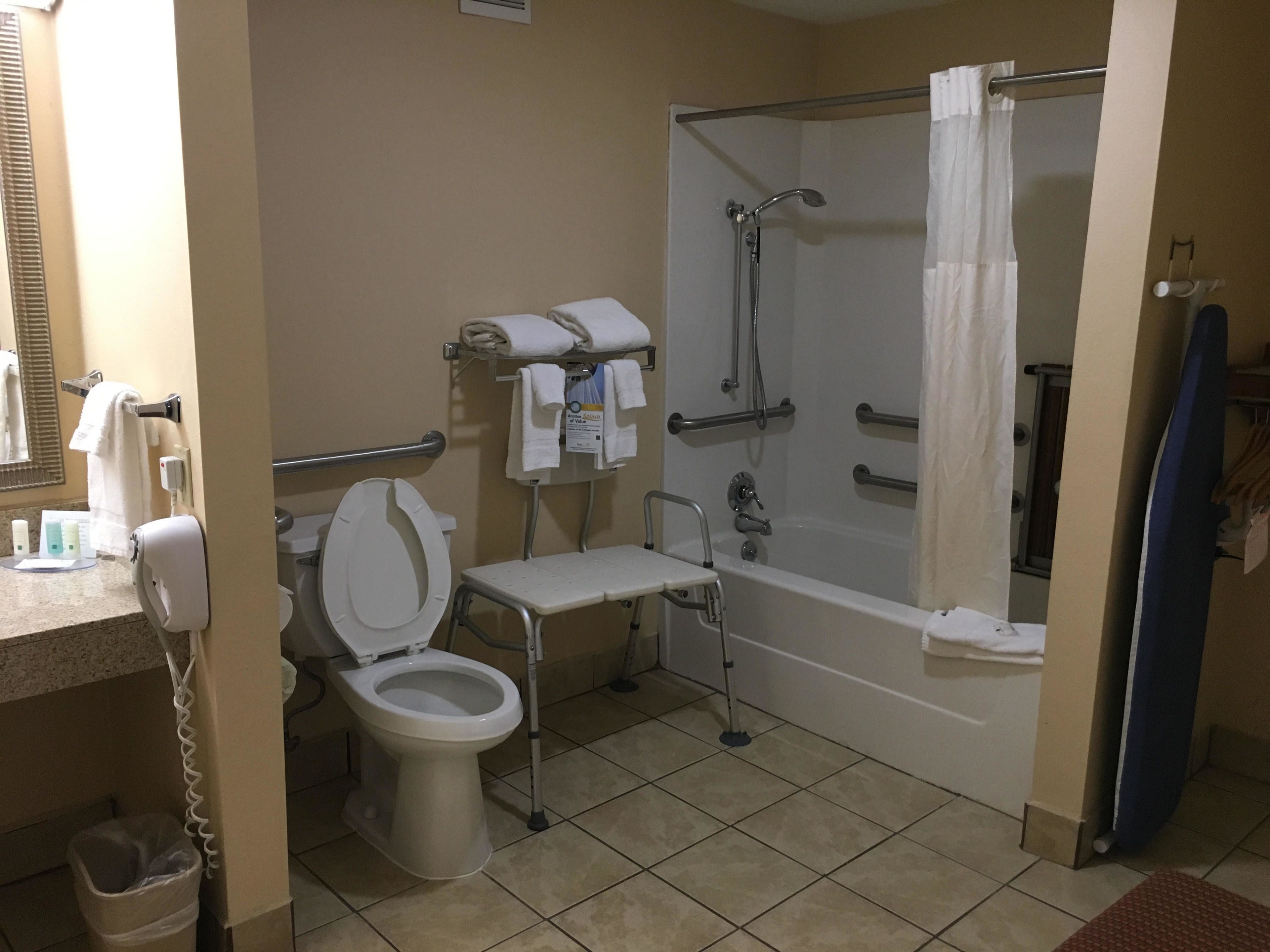 Un baño con inodoro, ducha y lavabo.