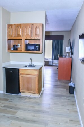 Suite, 1 King Bed, Non Smoking | Desk, iron/ironing board, free WiFi