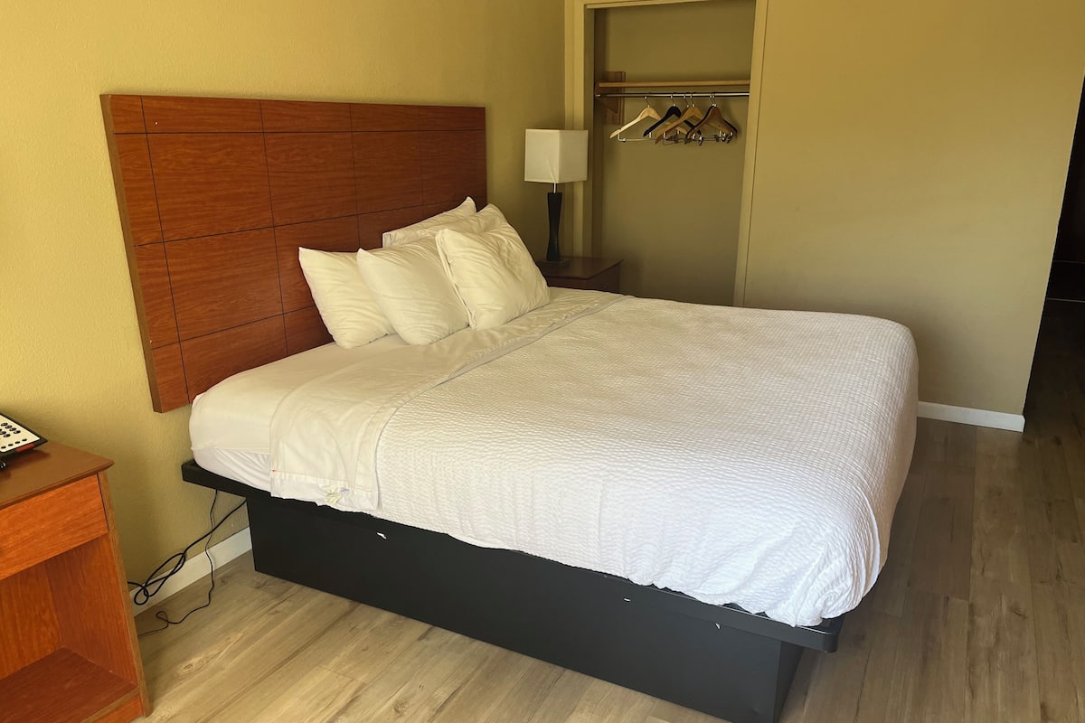 Room, 1 King Bed, Non Smoking | Bathroom