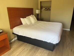Room, 1 King Bed, Non Smoking | Bathroom | Combined shower/bathtub, free toiletries, hair dryer, towels