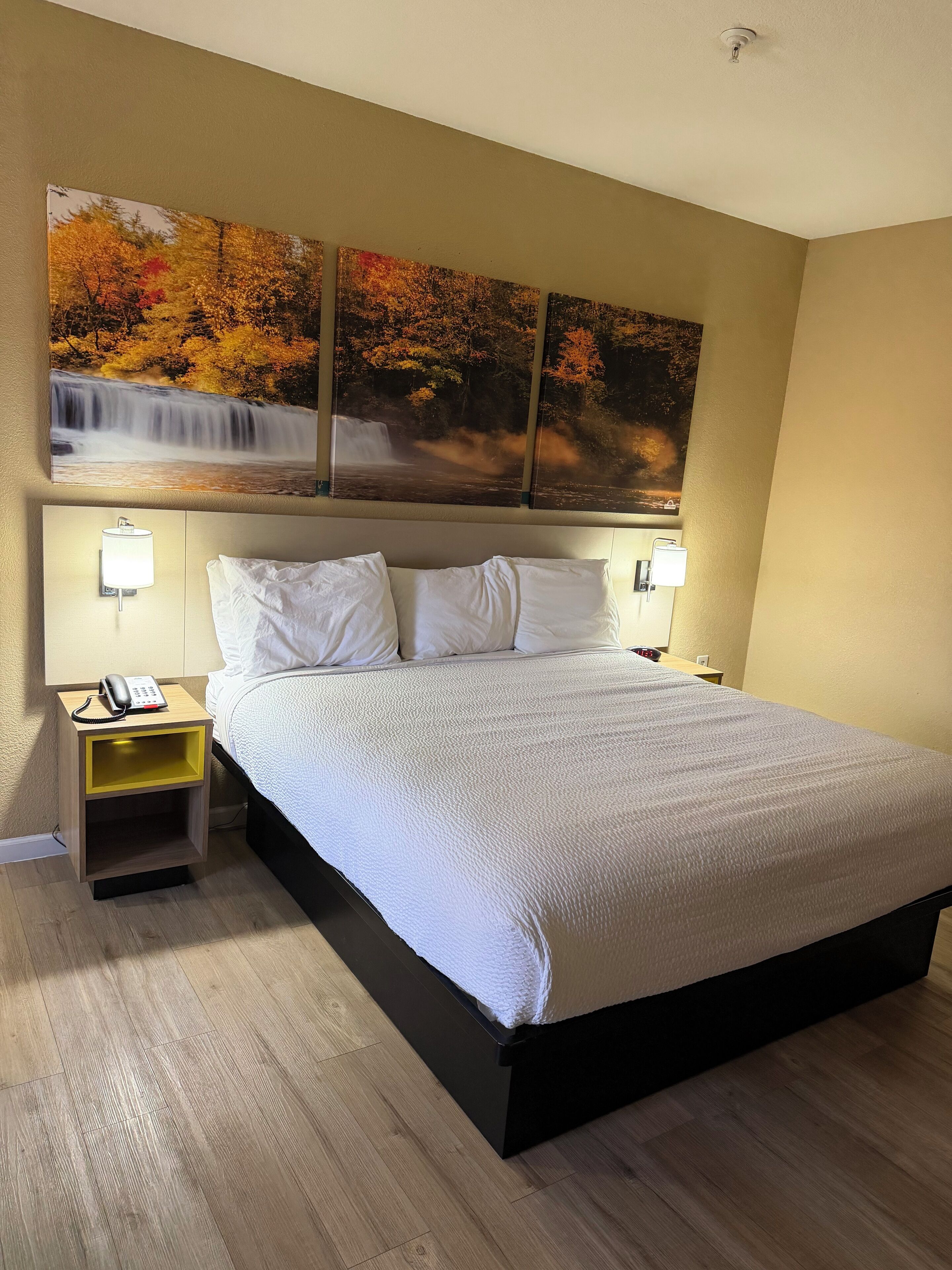 Escritorio, tabla de planchar con plancha, wifi gratis