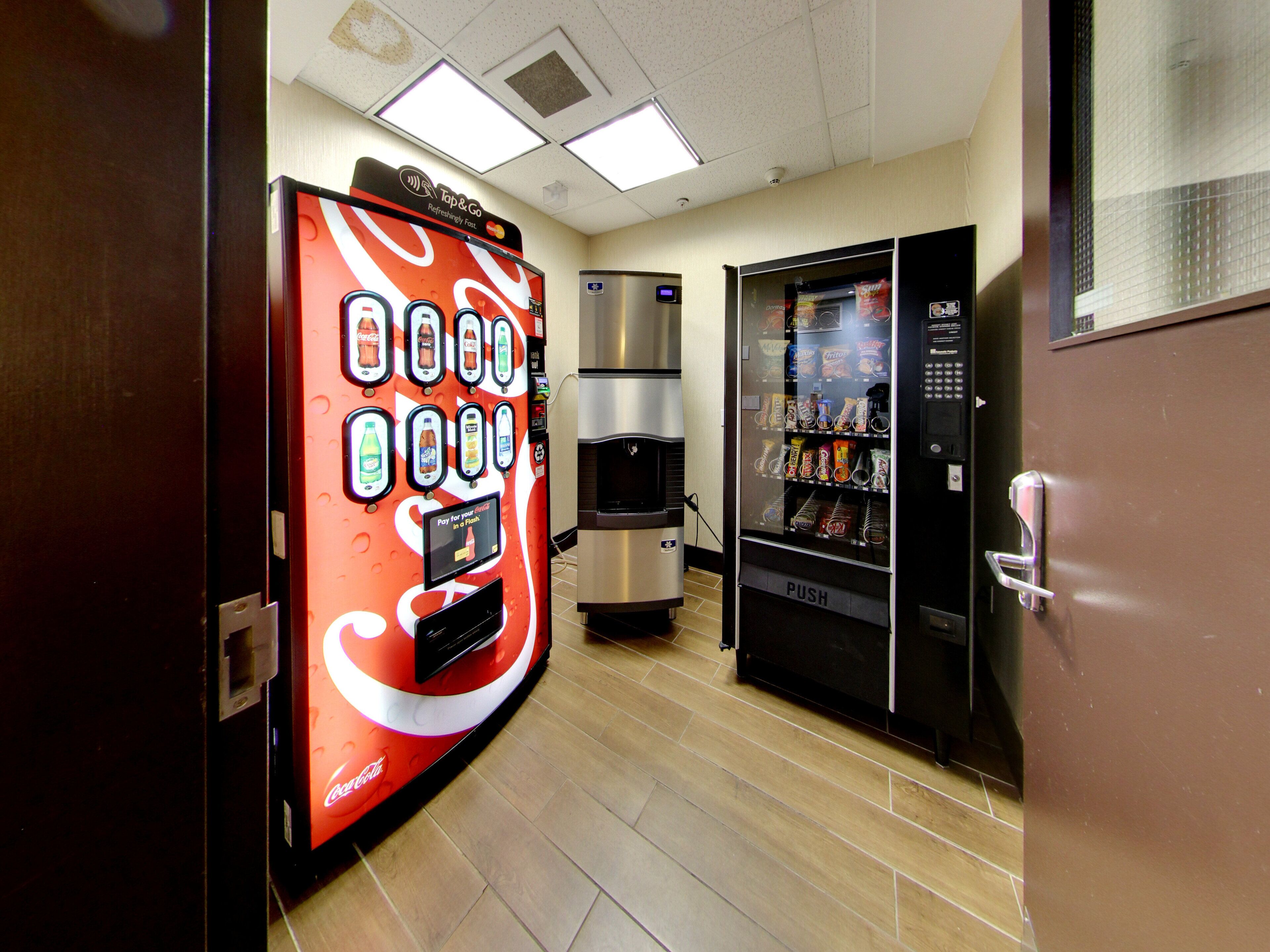 Máquina expendedora con el logotipo de Coca-Cola, dispensador de agua y refrigerador.