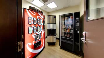Máquina expendedora con el logotipo de Coca-Cola, dispensador de agua y refrigerador.