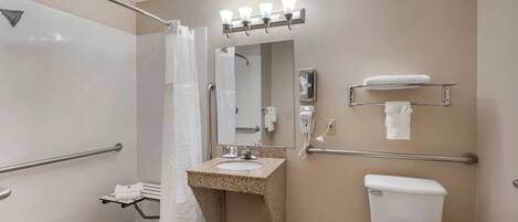 Une salle de bain équipée d’une douche, de toilettes, d’un lavabo et d’un porte-serviettes.