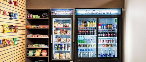 Máquina expendedora con una variedad de refrigerios y alimentos congelados.