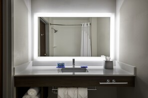Ducha y bañera combinadas y artículos de higiene personal gratuitos