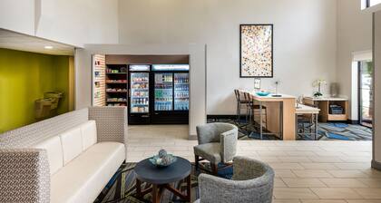 Holiday Inn Express & Suites Charlotte Arpt-Belmont by IHG