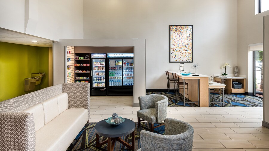 Holiday Inn Express & Suites Charlotte Arpt-Belmont by IHG