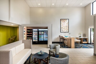 Holiday Inn Express & Suites Charlotte Arpt-Belmont by IHG