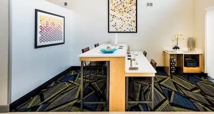 Holiday Inn Express & Suites Charlotte Arpt-Belmont by IHG