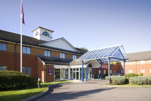 Exterior - Premier Inn Luton South - M1 J9 (St Albans)