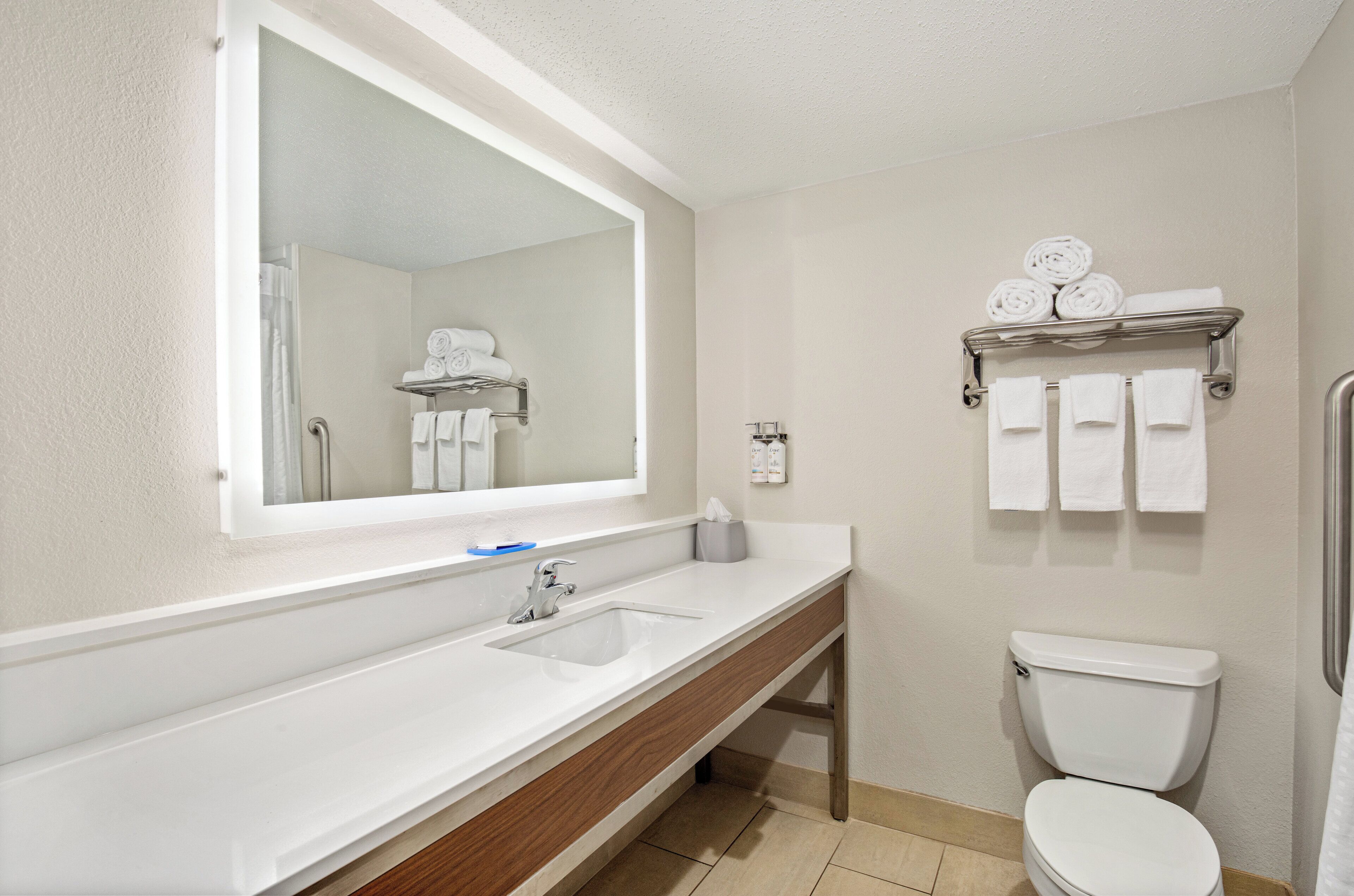 combined shower/bathtub, deep-soaking bathtub, free toiletries