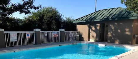 Sesongbasert utendørsbasseng