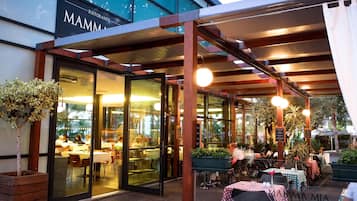 4 restaurantes, com serviço de café da manhã e almoço; frutos do mar