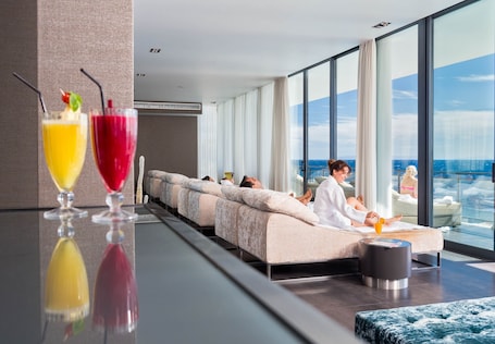 Couples treatment rooms, body treatments, hydrotherapy, aromatherapy. Vidamar Resort Madeira
