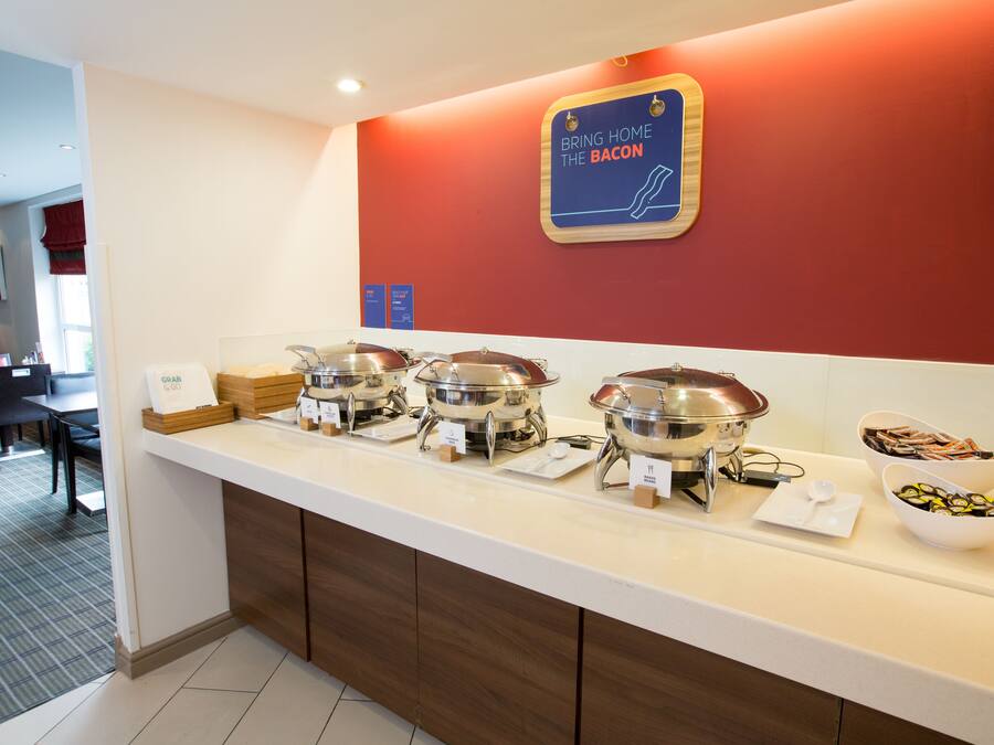 Café da manhã com buffet grátis todos os dias