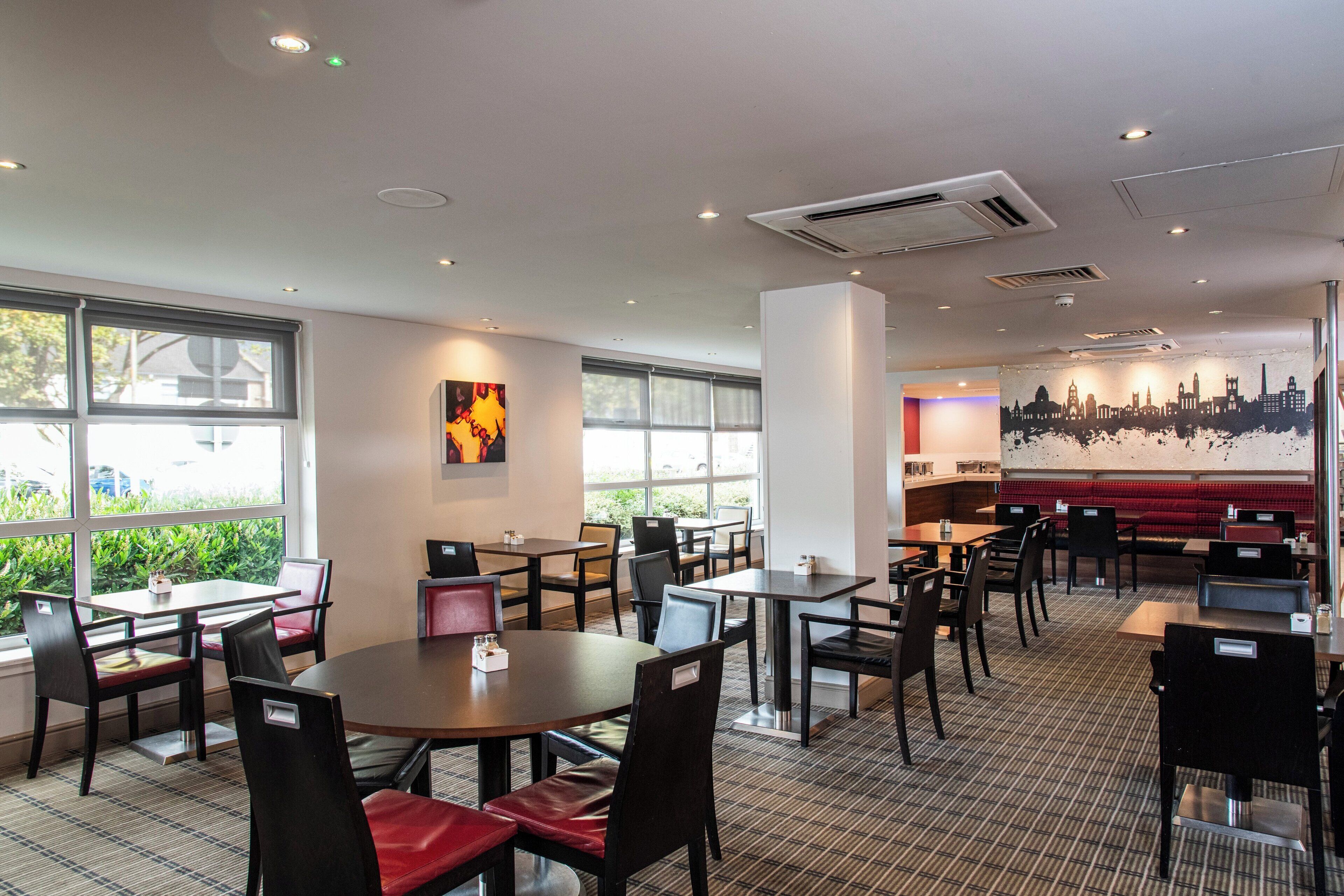 بوفيه فطور مجانًا يوميًا