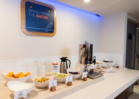 Café da manhã com buffet grátis todos os dias. Holiday Inn Express Glasgow Airport by IHG