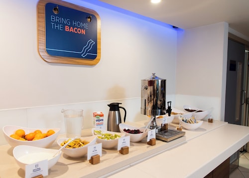 Holiday Inn Express Glasgow Airport by IHG