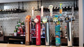 A bar with multiple taps, including brands like Cruzcampo, InChS, and Guinness.