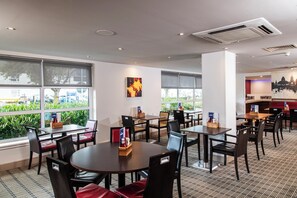 Breakfast and dinner served - Holiday Inn Express Glasgow Airport by IHG (Paisley)