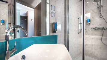 Regadera, amenidades de baño ecológicas, secadora de cabello, toallas