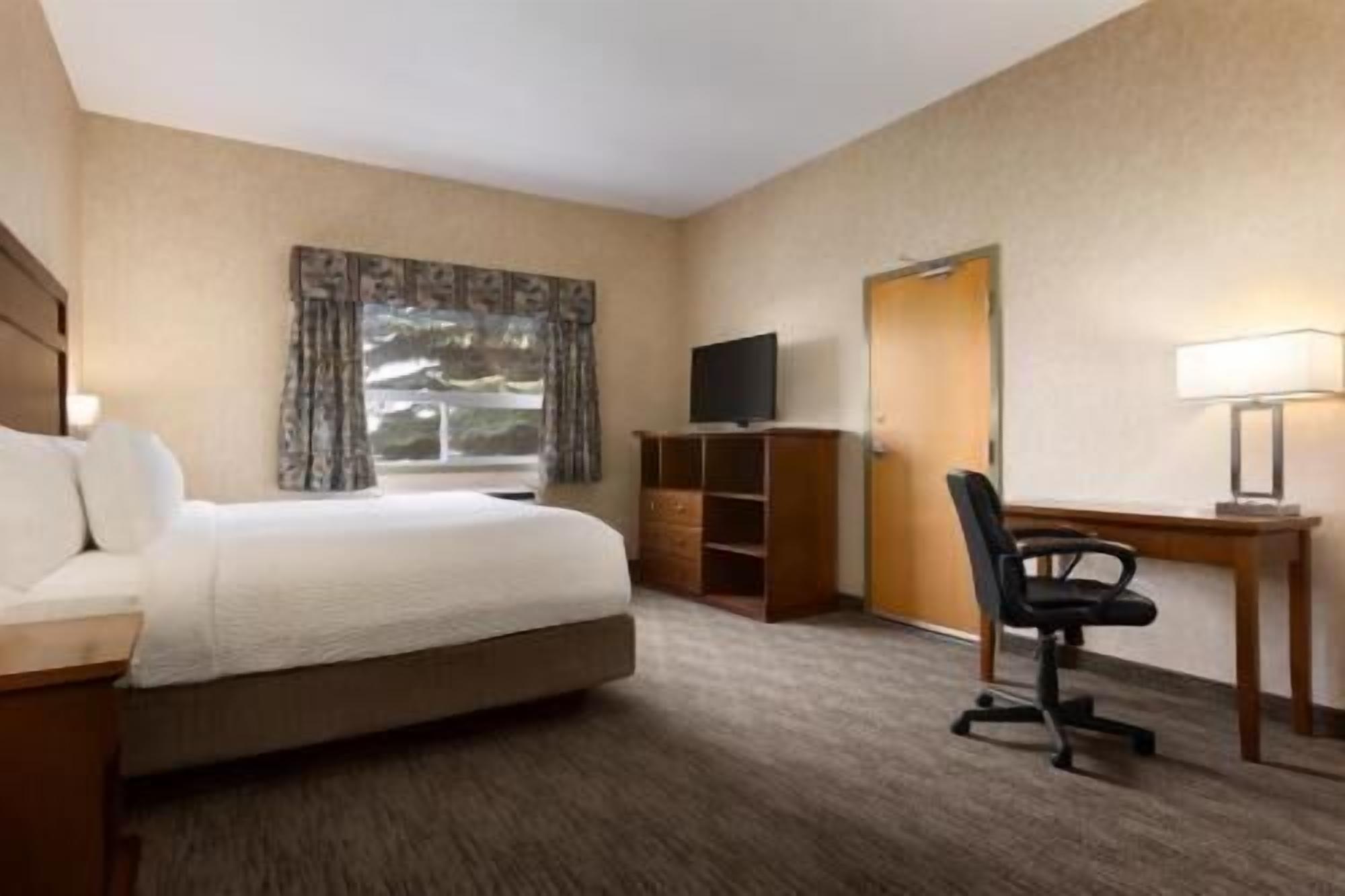 저자극성 침구, 필로우탑 침대, 책상, 노트북 작업 공간