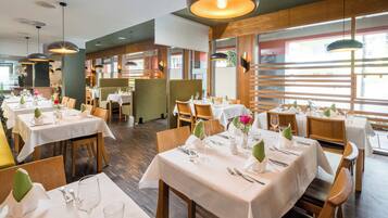 Abendessen, mediterrane Küche, Speisen im Freien