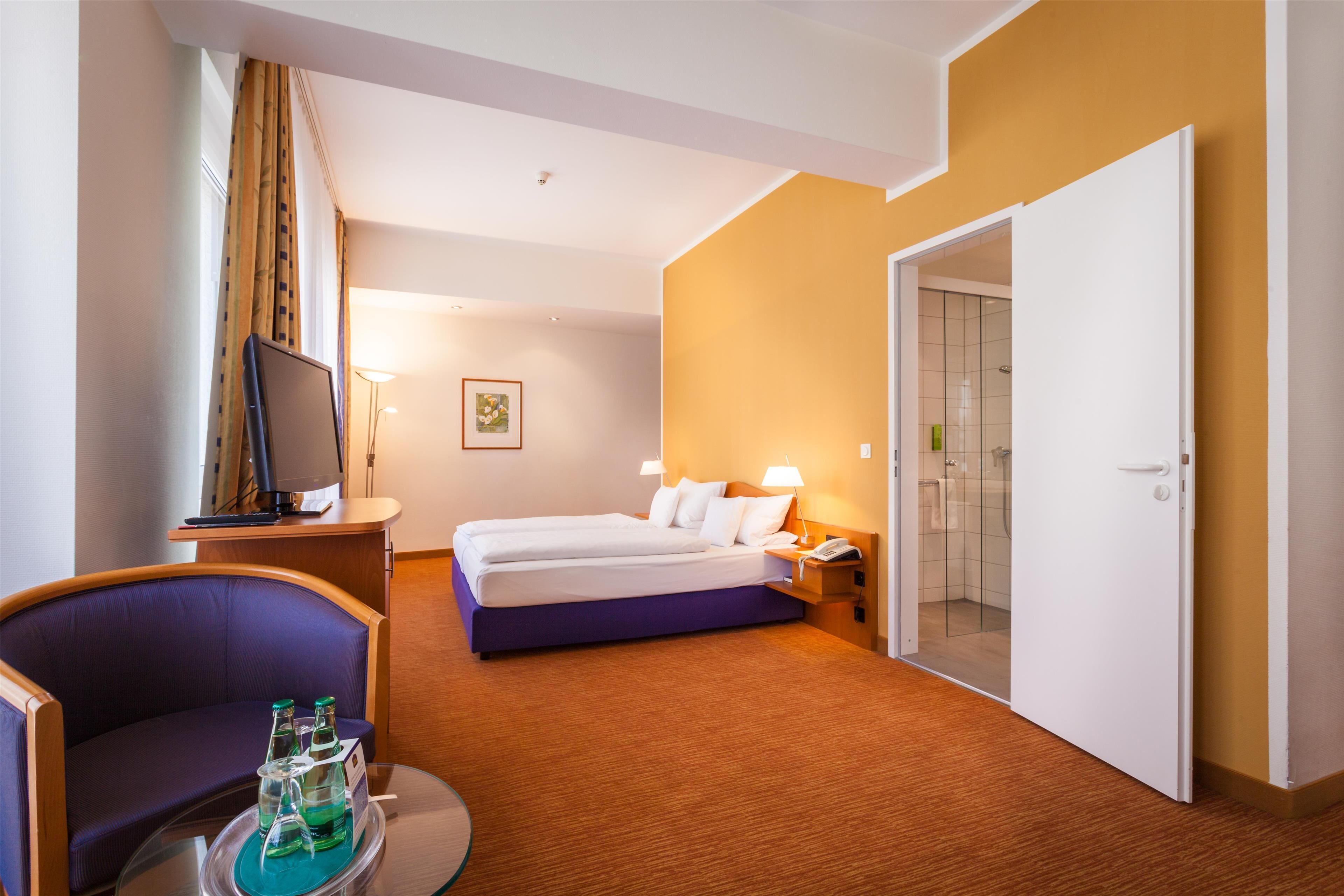 family room, 1 double bed | 1 bedroom, hypo-allergenic bedding, desk, blackout curtains