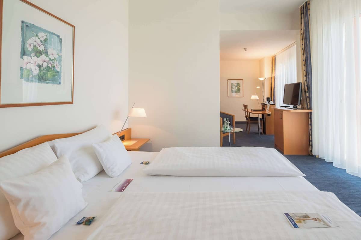 Standard Room, 1 Double Bed | Hypo-allergenic bedding, desk, blackout drapes, iron/ironing board