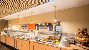 Una mesa de buffet con diferentes alimentos y un tostador.