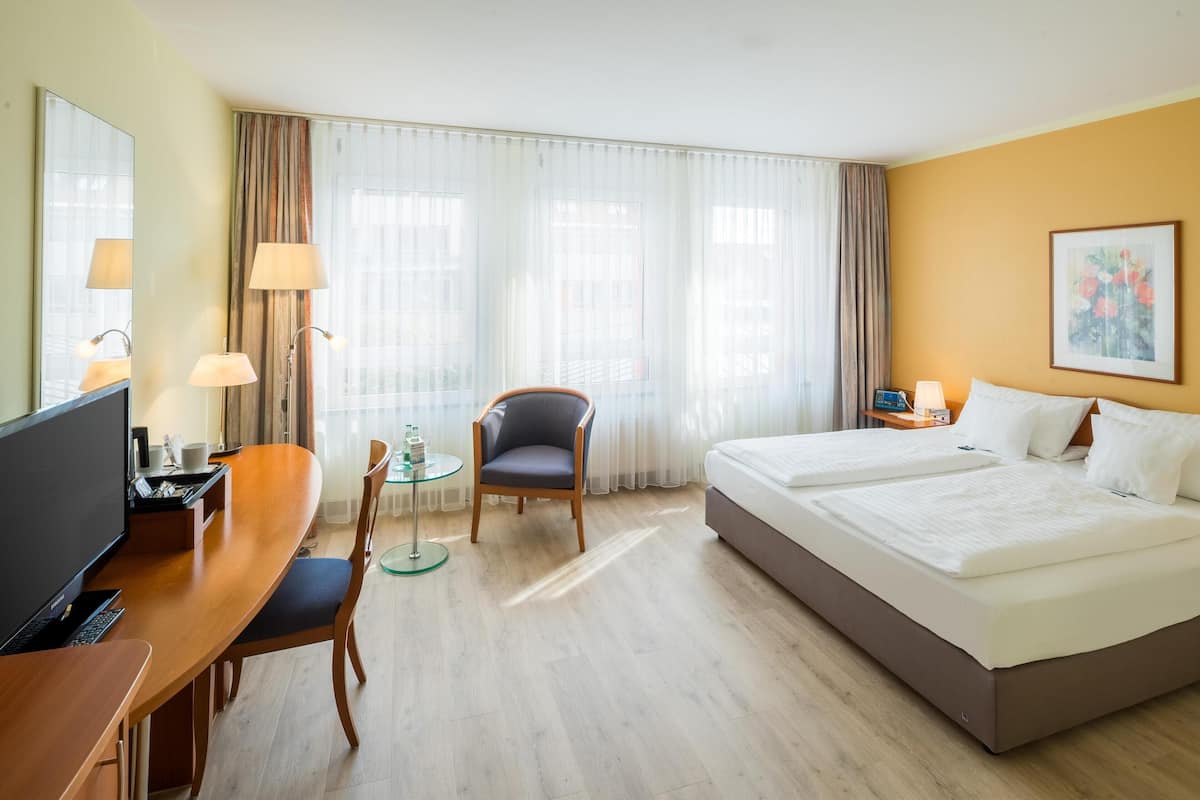 Comfort Room, 1 Double Bed | Hypo-allergenic bedding, desk, blackout drapes, iron/ironing board