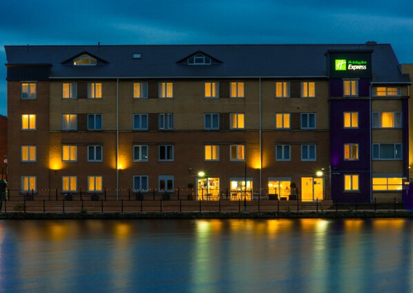 Exterior - Holiday Inn Express Cardiff Bay by IHG (Cardiff)