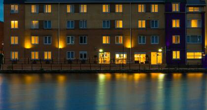 Holiday Inn Express Cardiff Bay by IHG