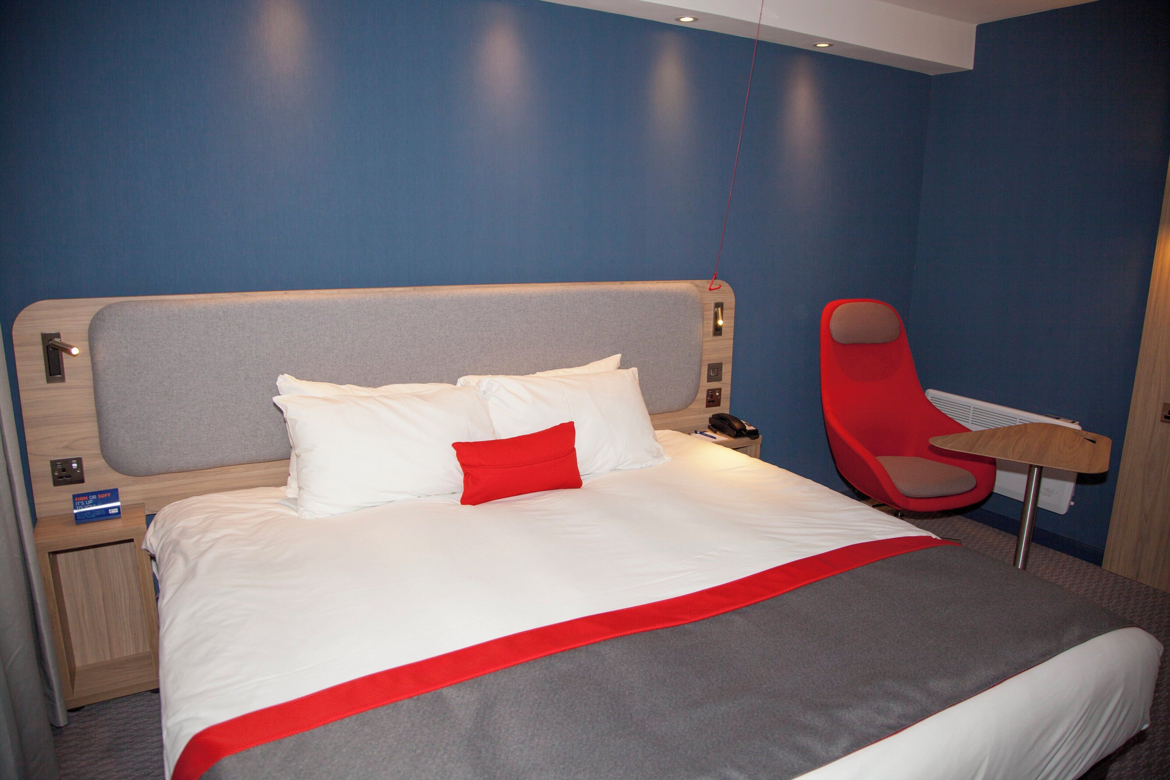 Kamar Standar, 2 Tempat Tidur Twin, akses difabel (with Free Hot Breakfast) | Meja kerja, ruang kerja ramah laptop, dan tirai kedap cahaya