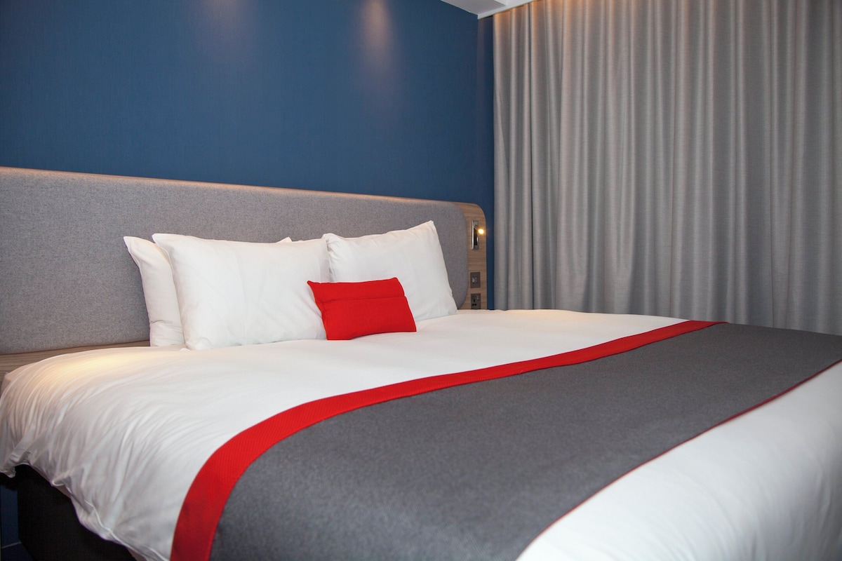 Standard Room, 1 King Bed (with Free Hot Breakfast) | Desk, laptop workspace, blackout curtains, iron/ironing board