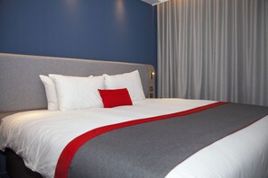 Standard Room, 1 King Bed (with Free Hot Breakfast) | Desk, laptop workspace, blackout drapes, iron/ironing board
