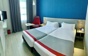 Roupas de cama premium, cofres nos quartos, escrivaninha