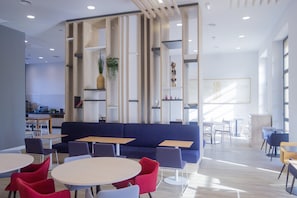 Café da manhã com buffet grátis todos os dias