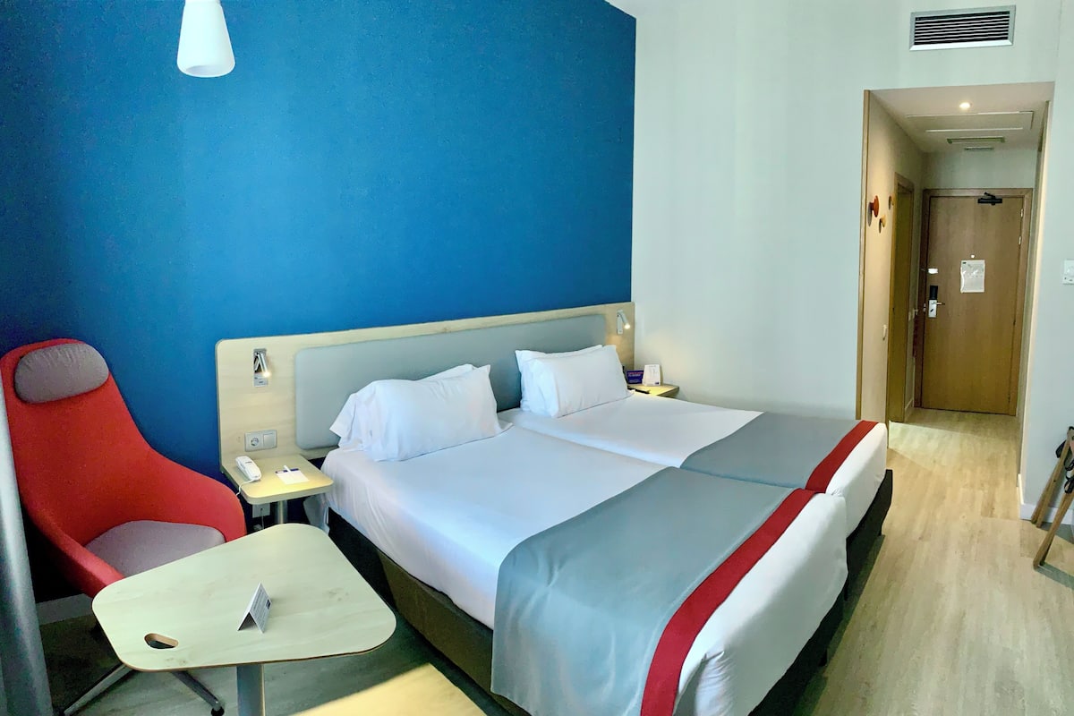 Chambre Standard (Free Breakfast) | Literie de qualitĂ©, coffre-fort, bureau, systĂšme dâinsonorisation