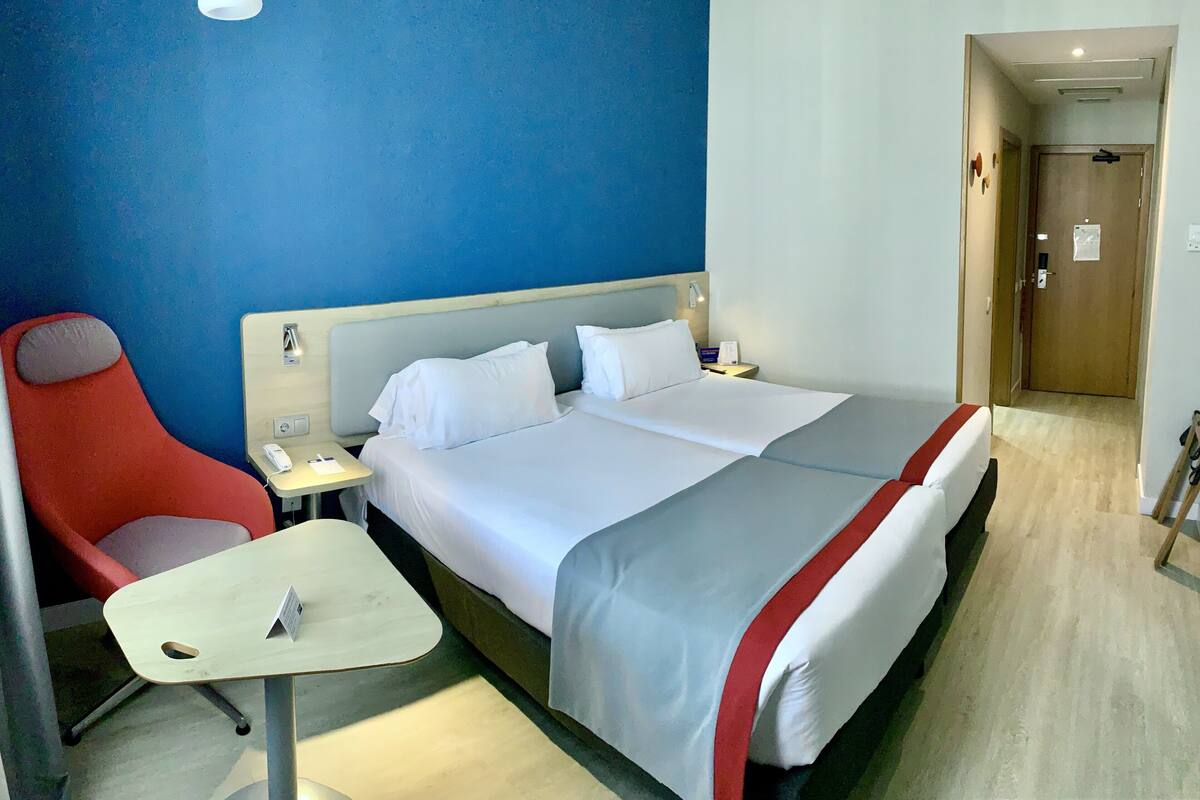 Ropa de cama de alta calidad y caja de seguridad en la habitación 