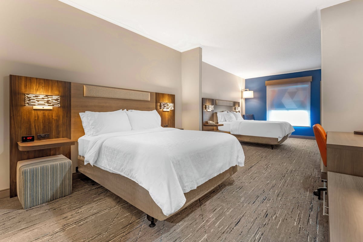 Suite, 1 cama Queen size, con acceso para personas discapacitadas (Roll-In Shower) | Escritorio, espacio para trabajar con laptop y cortinas blackout
