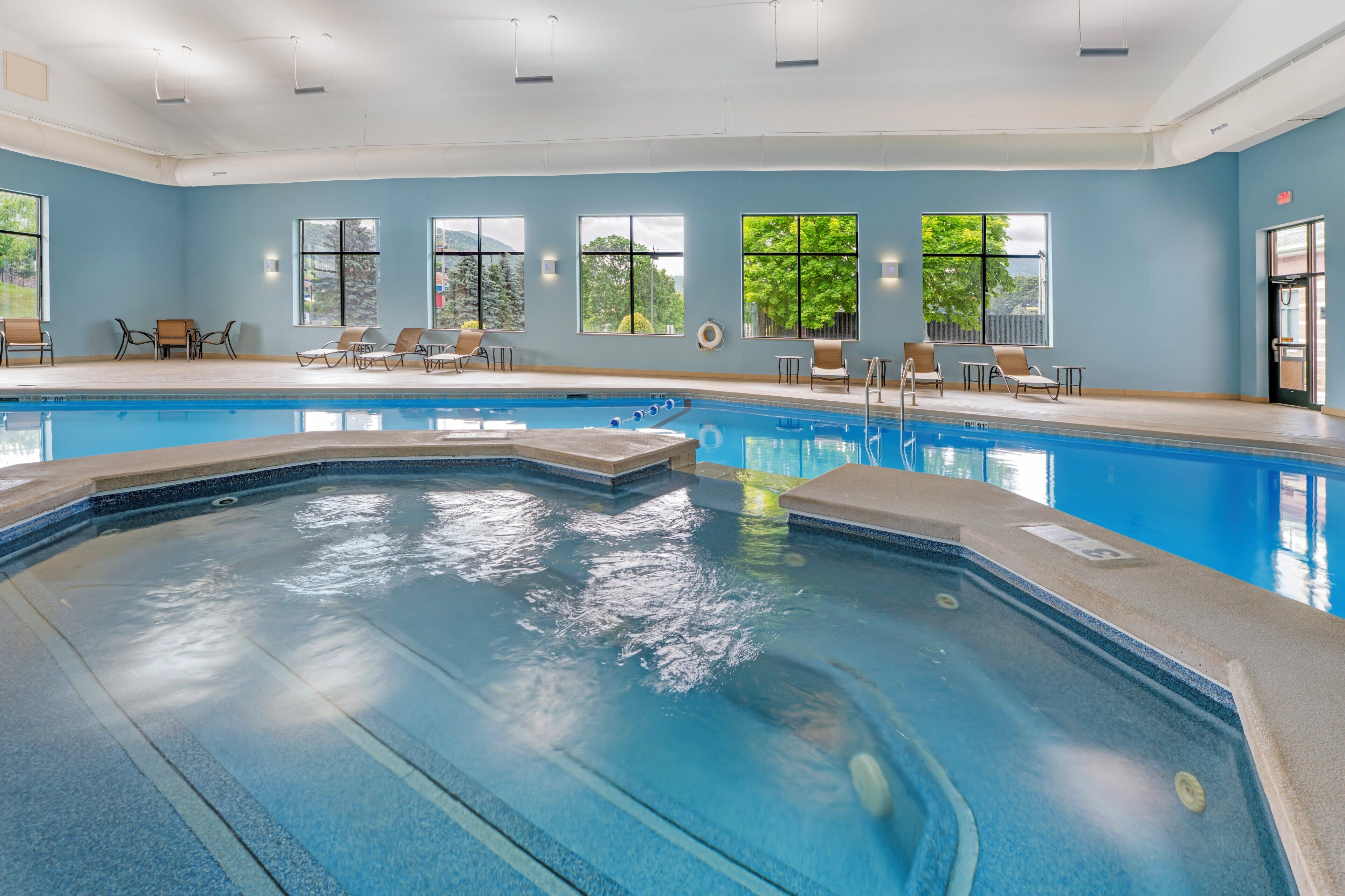 Piscina interna, espreguiçadeiras
