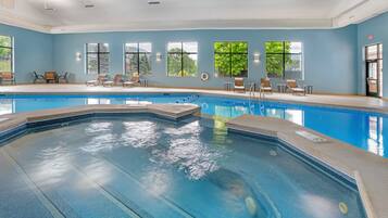 Piscina interna, espreguiçadeiras