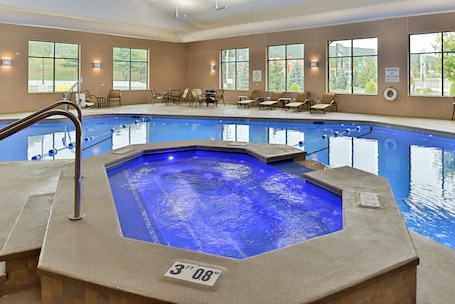 室内游泳池,日光浴躺椅