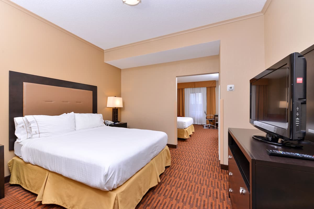 Suite, 1 Bedroom (2 Queen, Bath Shower) | 1 bedroom, desk, laptop workspace, blackout drapes