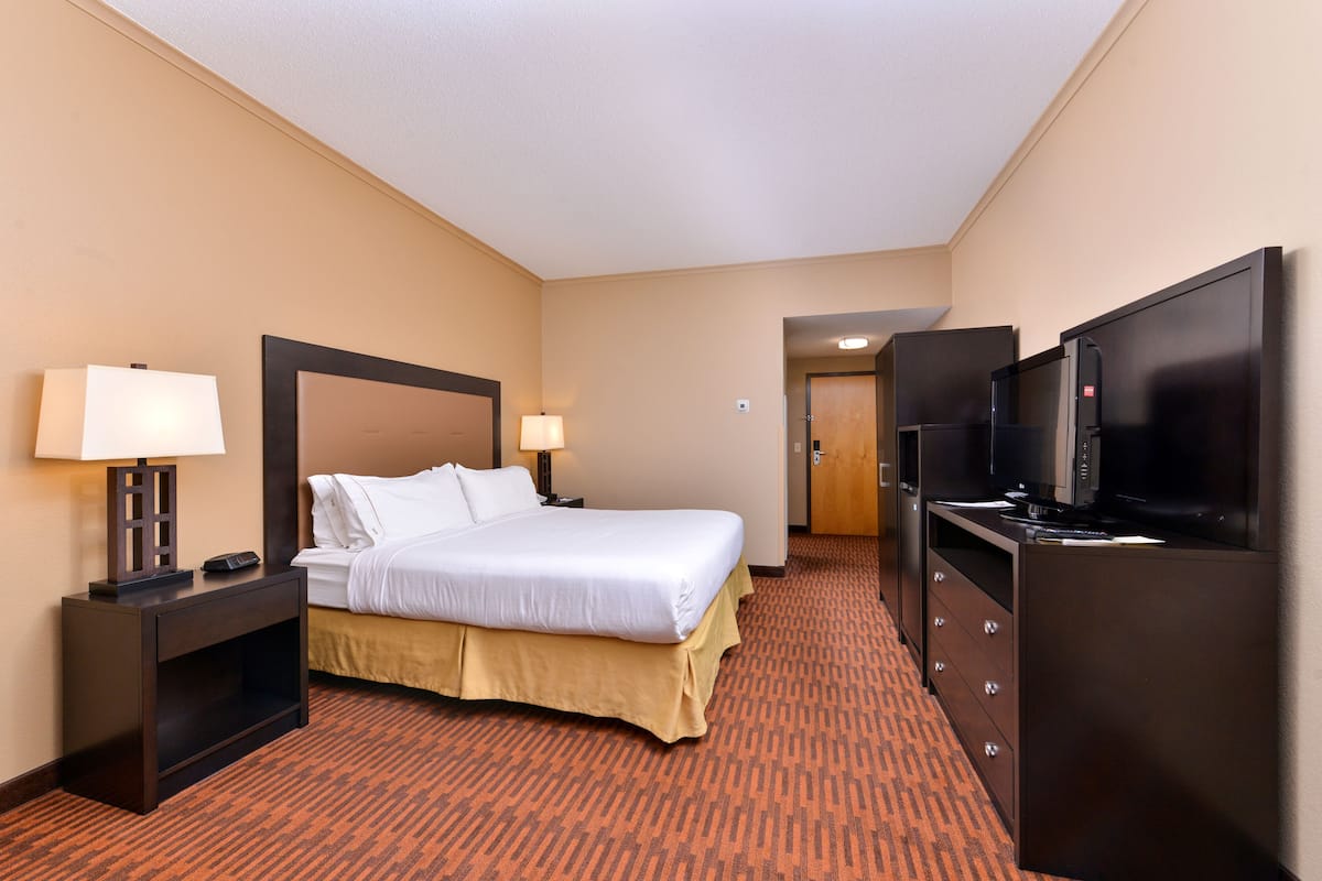 1 bedroom, desk, laptop workspace, blackout drapes