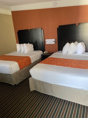 Tabla de planchar con plancha, wifi gratis, ropa de cama